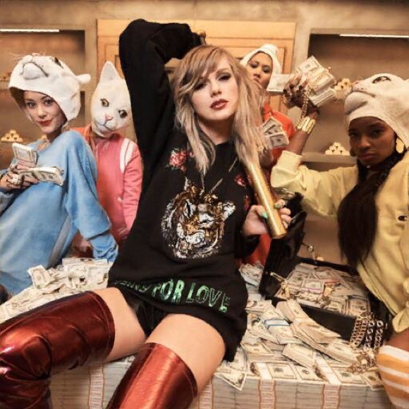 Meet your Posher, Demi - Picture 1 of 1